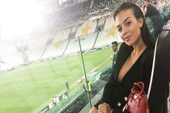 Tin hâụ trường 1/10: Bồ CR7 nóng bỏng trên khán đài