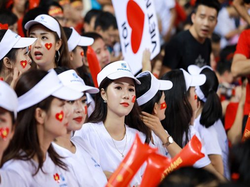 CĐV nữ thêu đốt ánh mắt người nhìn trên khán đài trận Việt Nam – Campuchia