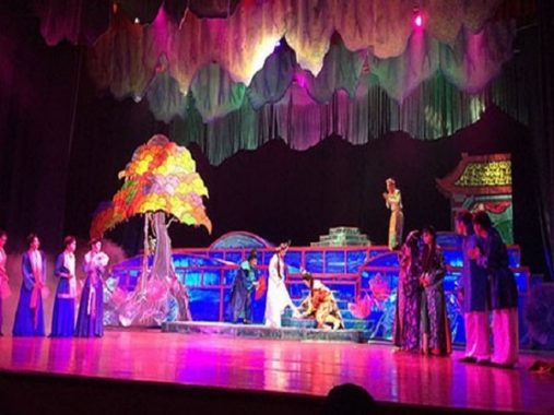 Mơ thấy xem kịch là điềm báo gì, có ý nghĩa gì may mắn?