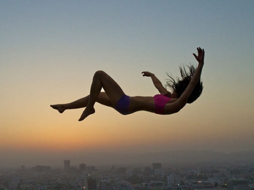 Nằm mơ thấy bị té ngã đánh con gì? Giải mã giấc mơ