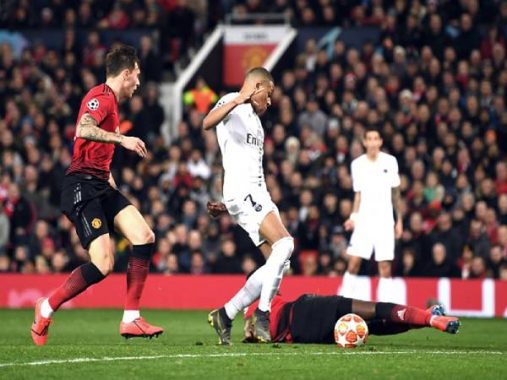 Tin bóng đá trưa 21/10: Man United quật ngã “gã nhà giàu” nước Pháp