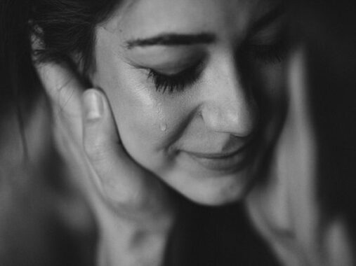 Mơ thấy nước mắt là điềm báo điều gì? Đánh con số nào may mắn?