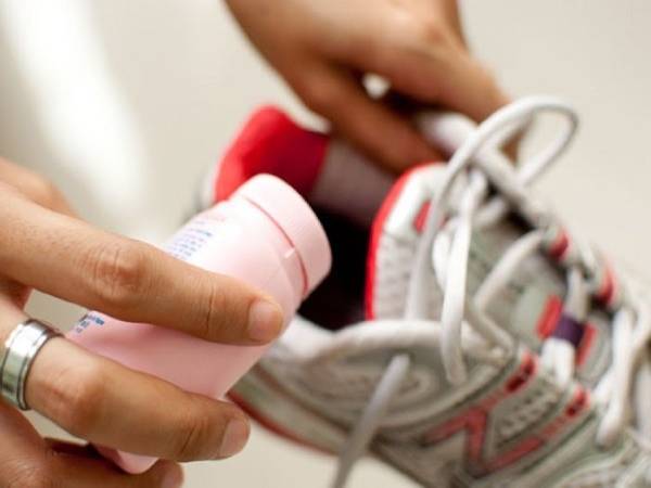 Cách khử mùi hôi trong giày thể thao đơn giản, hiệu quả