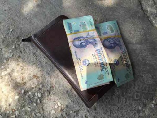 Nằm mơ thấy nhặt được tiền đánh con gì, có điềm báo gì