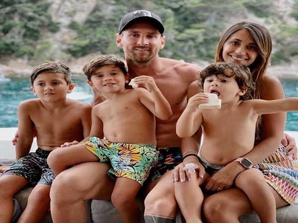 Lionel Messi cùng người vợ Antonella Roccuzzo đã có ba cậu con trai kháu khỉnh