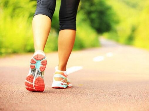 Đi bộ nhanh có tác dụng gì đối với sức khỏe thể chất và tinh thần?