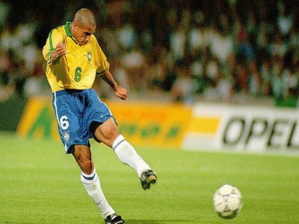 Số áo Roberto Carlos ở Brazil sự thay đổi linh hoạt